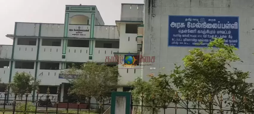 ஓராண்டாக பூட்டிக்கிடக்கும் புதிய கழிவறைகள். கழிவறைக்கு செல்ல கூட வரிசையில் நிற்கும் மாணவிகள்.